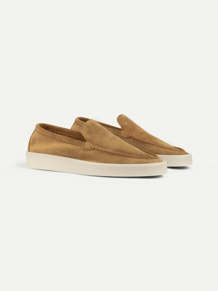 Slip-on da uomo in camoscio - cuciture da mocassino e suola color crema