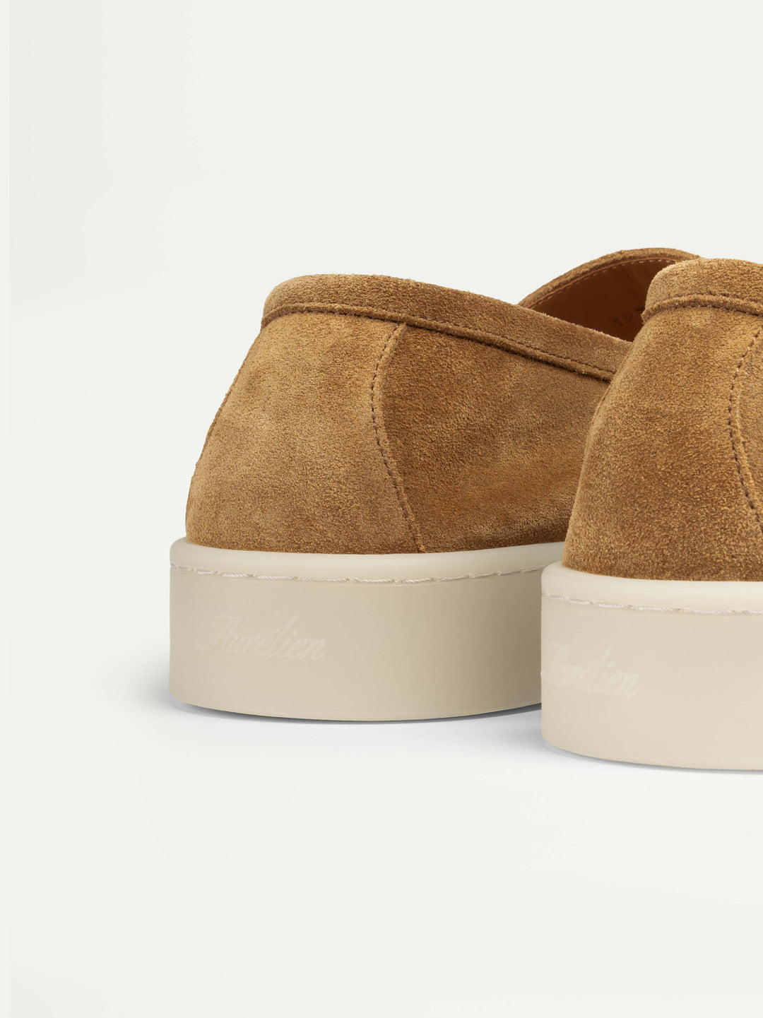 Slip-on da uomo in camoscio - cuciture da mocassino e suola color crema