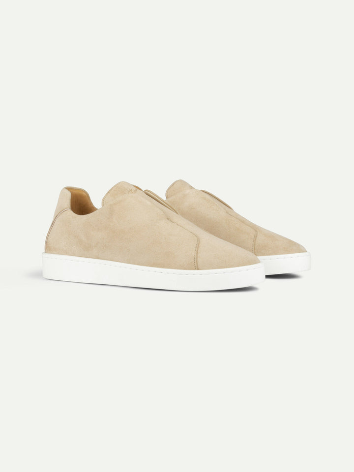 Sneakers slip-on da uomo in camoscio - Cuciture sul collo del piede e suola bianca