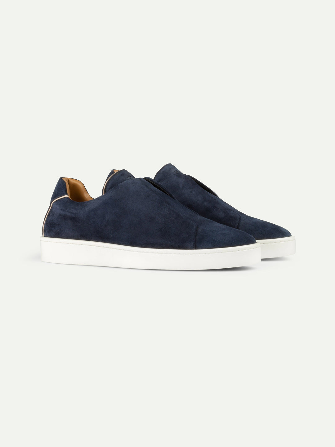 Sneakers slip-on da uomo in camoscio - Cuciture sul collo del piede e suola bianca