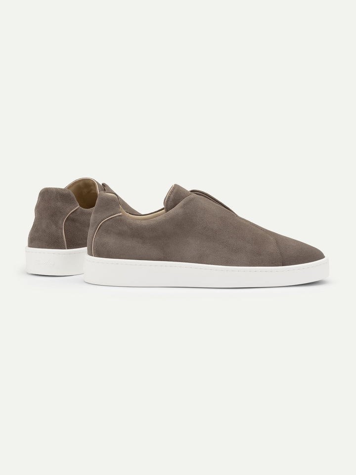 Sneakers slip-on da uomo in camoscio - Cuciture sul collo del piede e suola bianca