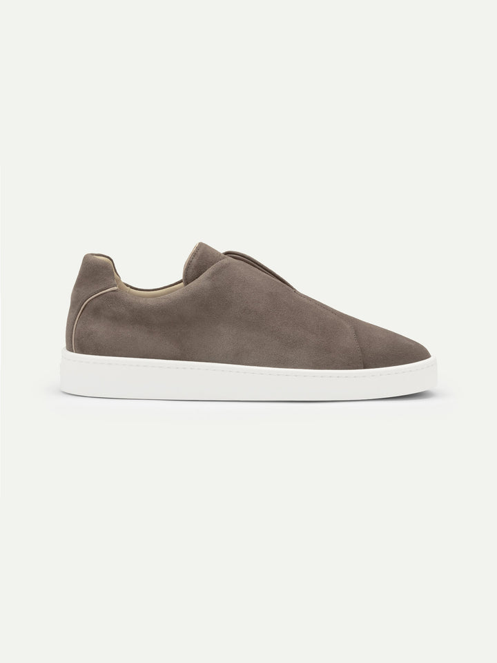 Sneakers slip-on da uomo in camoscio - Cuciture sul collo del piede e suola bianca