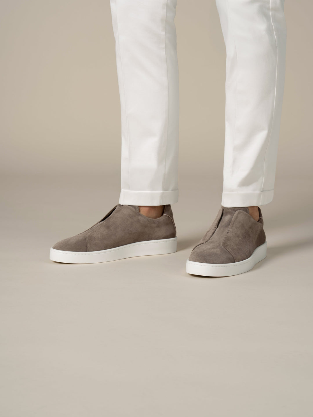 Sneakers slip-on da uomo in camoscio - Cuciture sul collo del piede e suola bianca
