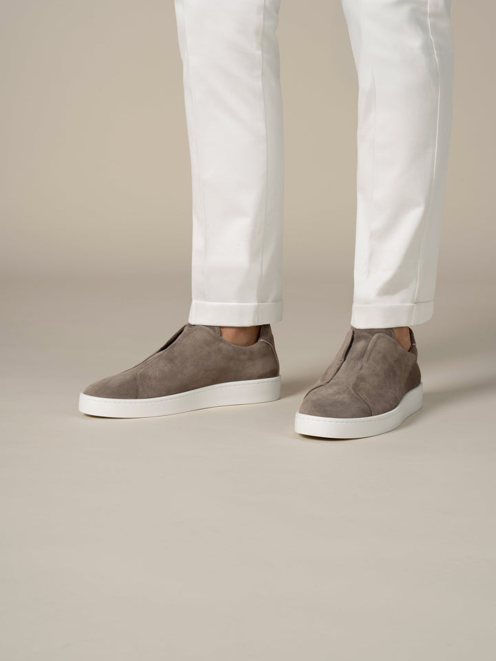 Sneakers slip-on da uomo in camoscio - Cuciture sul collo del piede e suola bianca