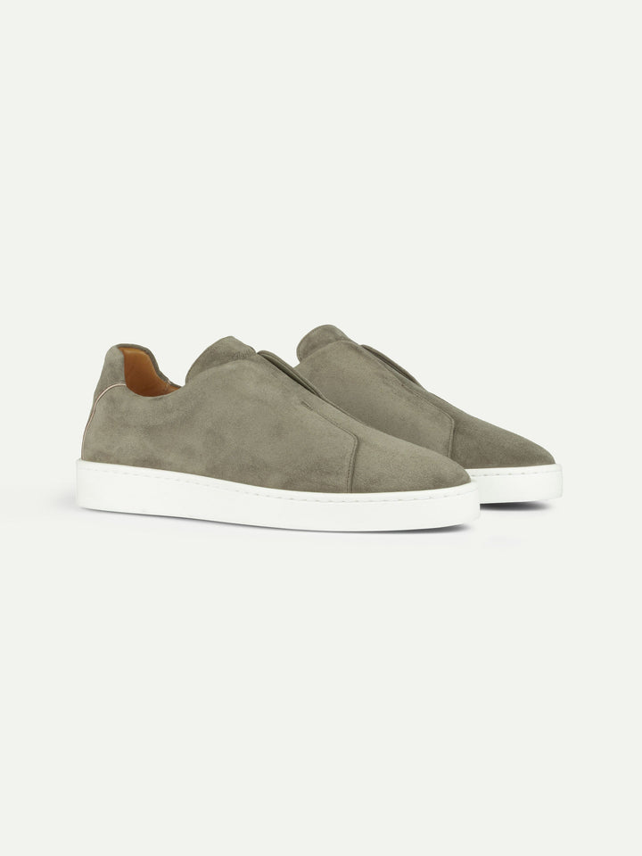 Sneakers slip-on da uomo in camoscio - Cuciture sul collo del piede e suola bianca