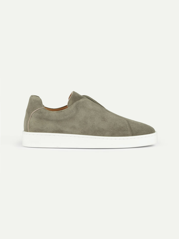 Sneakers slip-on da uomo in camoscio - Cuciture sul collo del piede e suola bianca