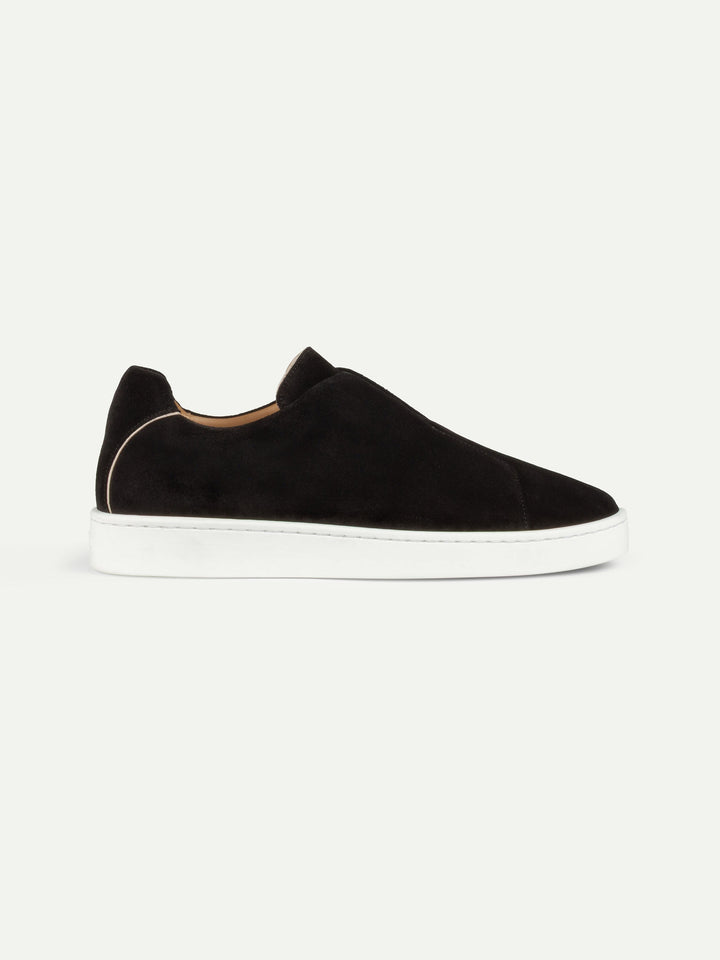 Sneakers slip-on da uomo in camoscio - Cuciture sul collo del piede e suola bianca