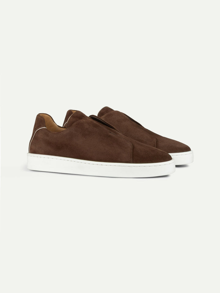 Sneakers slip-on da uomo in camoscio - Cuciture sul collo del piede e suola bianca