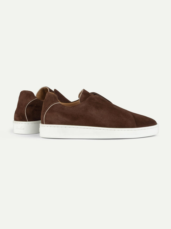 Sneakers slip-on da uomo in camoscio - Cuciture sul collo del piede e suola bianca