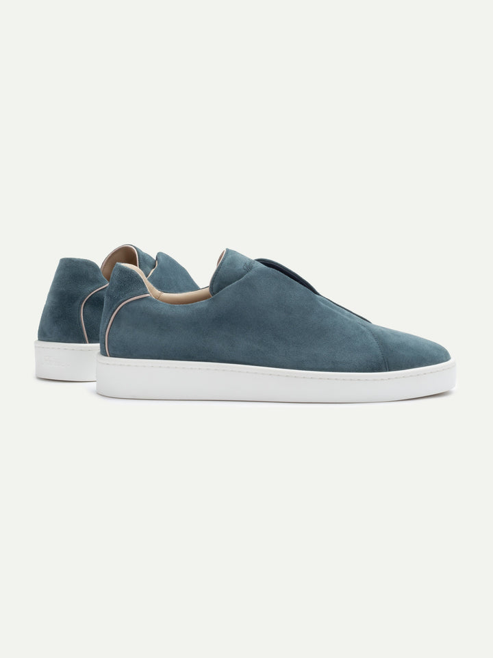 Sneakers slip-on da uomo in camoscio - Cuciture sul collo del piede e suola bianca