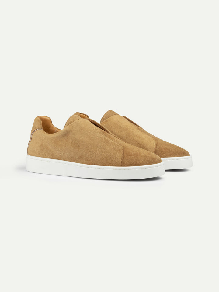 Sneakers slip-on da uomo in camoscio - Cuciture sul collo del piede e suola bianca