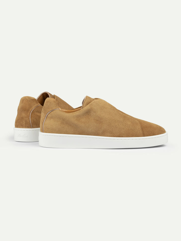 Sneakers slip-on da uomo in camoscio - Cuciture sul collo del piede e suola bianca