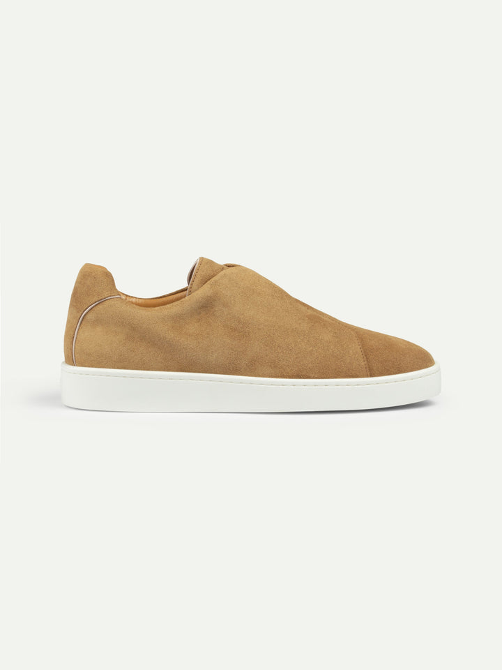 Sneakers slip-on da uomo in camoscio - Cuciture sul collo del piede e suola bianca