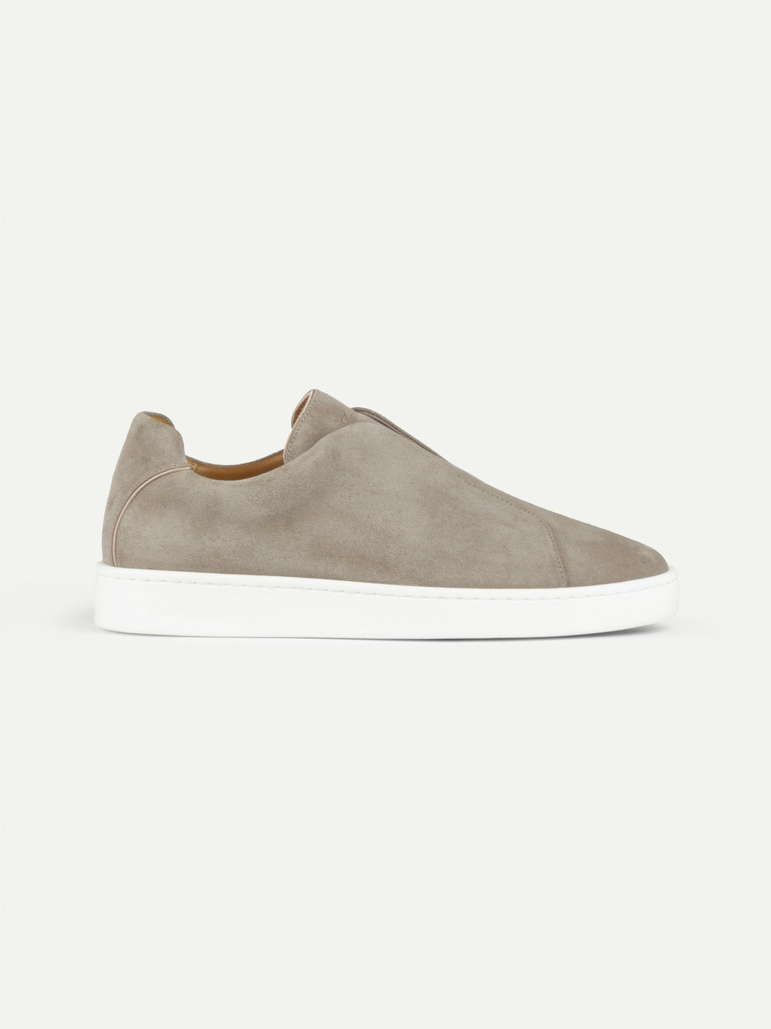 Sneakers slip-on da uomo in camoscio - Cuciture sul collo del piede e suola bianca