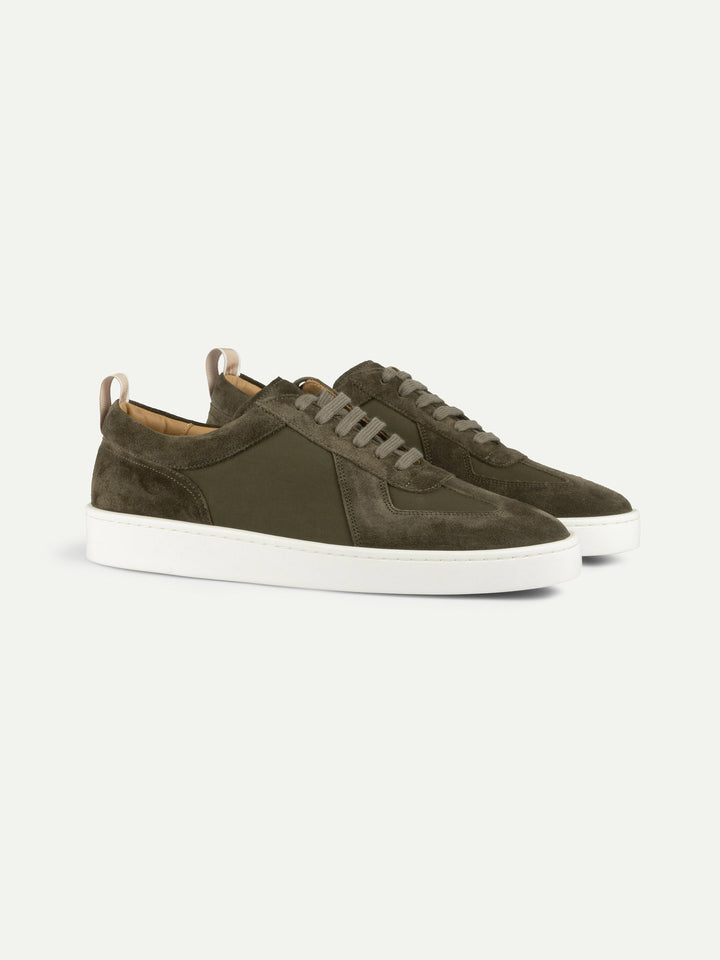 Sneakers basse da uomo in camoscio - suola spessa in gomma bianca