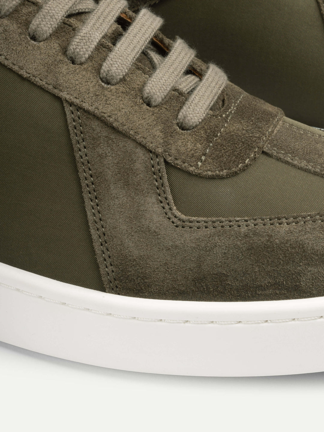 Sneakers basse da uomo in camoscio - suola spessa in gomma bianca