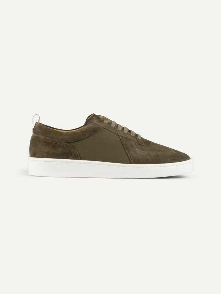 Sneakers basse da uomo in camoscio - suola spessa in gomma bianca