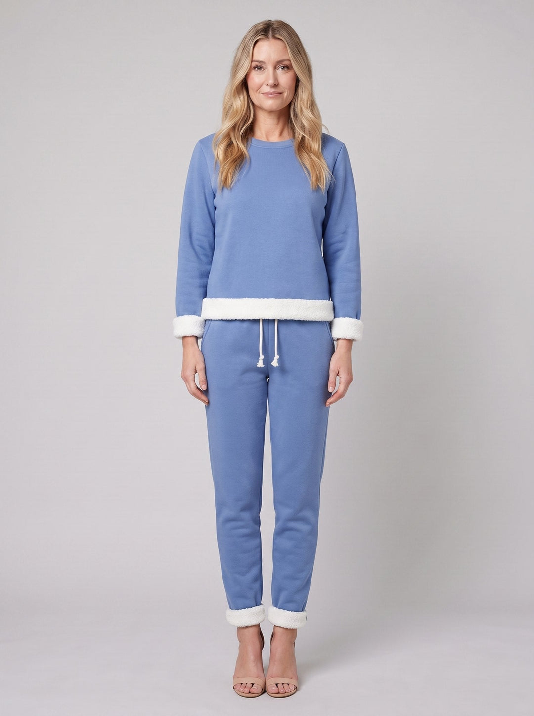 Completo da donna per il tempo libero con pullover e jogger foderati in pile e bordi a contrasto