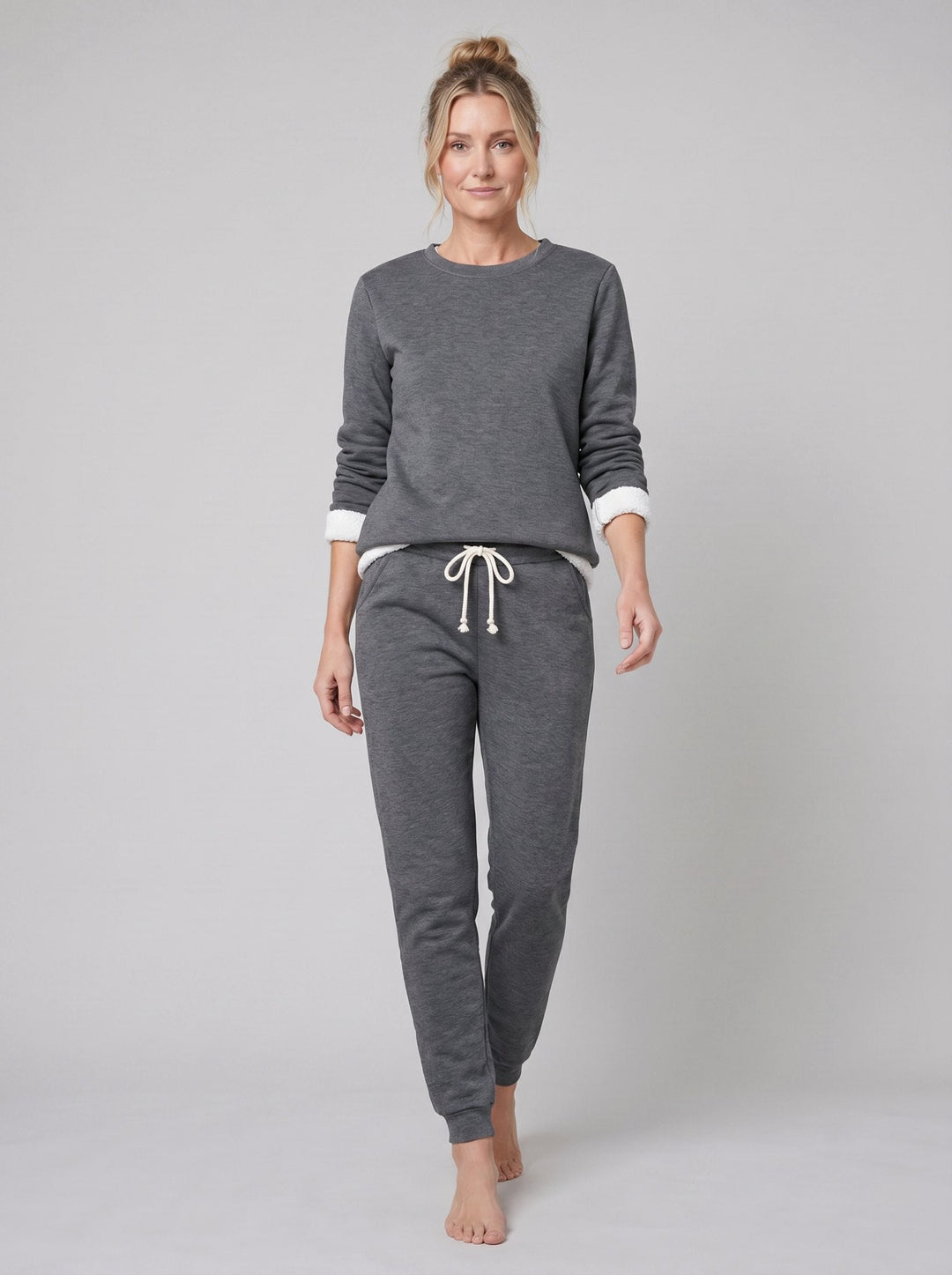 Completo da donna per il tempo libero con pullover e jogger foderati in pile e bordi a contrasto