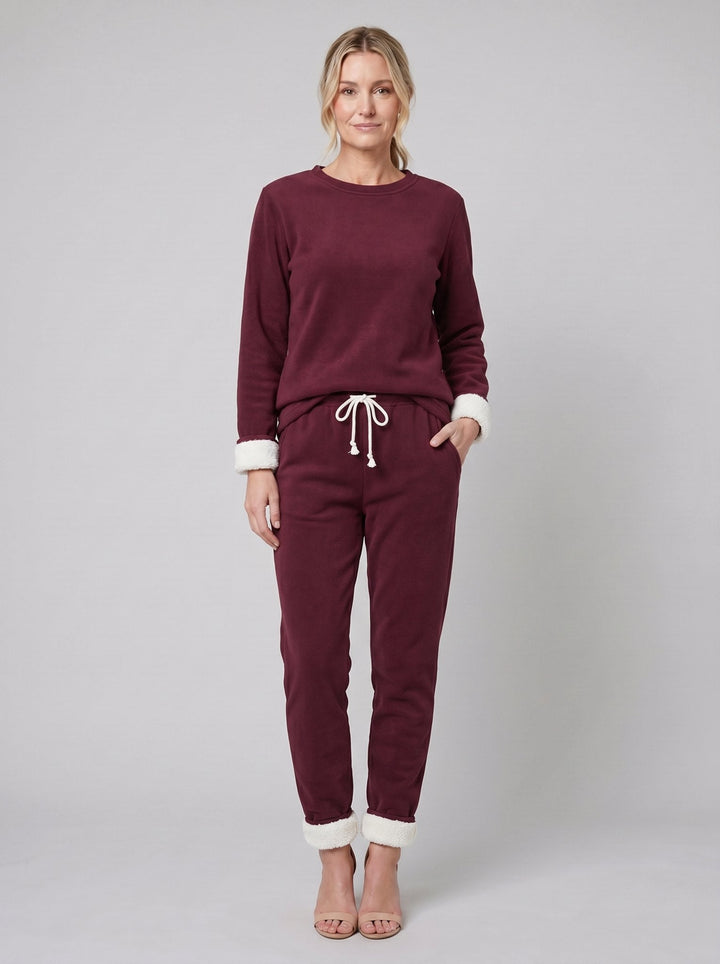 Completo da donna per il tempo libero con pullover e jogger foderati in pile e bordi a contrasto