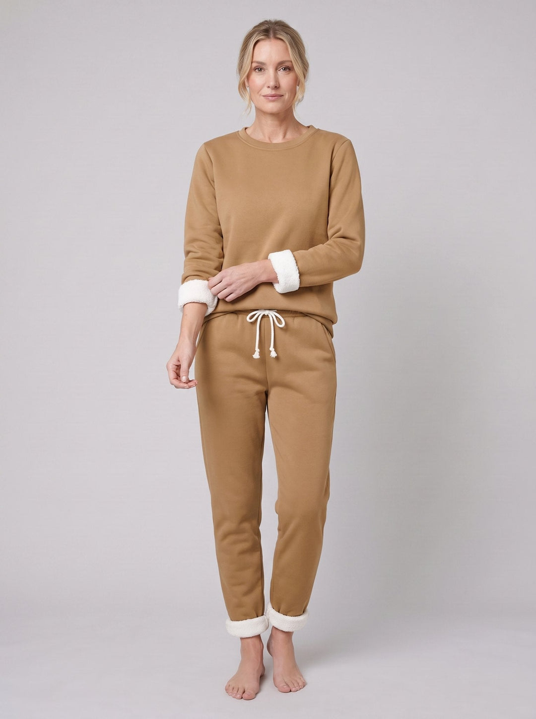 Completo da donna per il tempo libero con pullover e jogger foderati in pile e bordi a contrasto