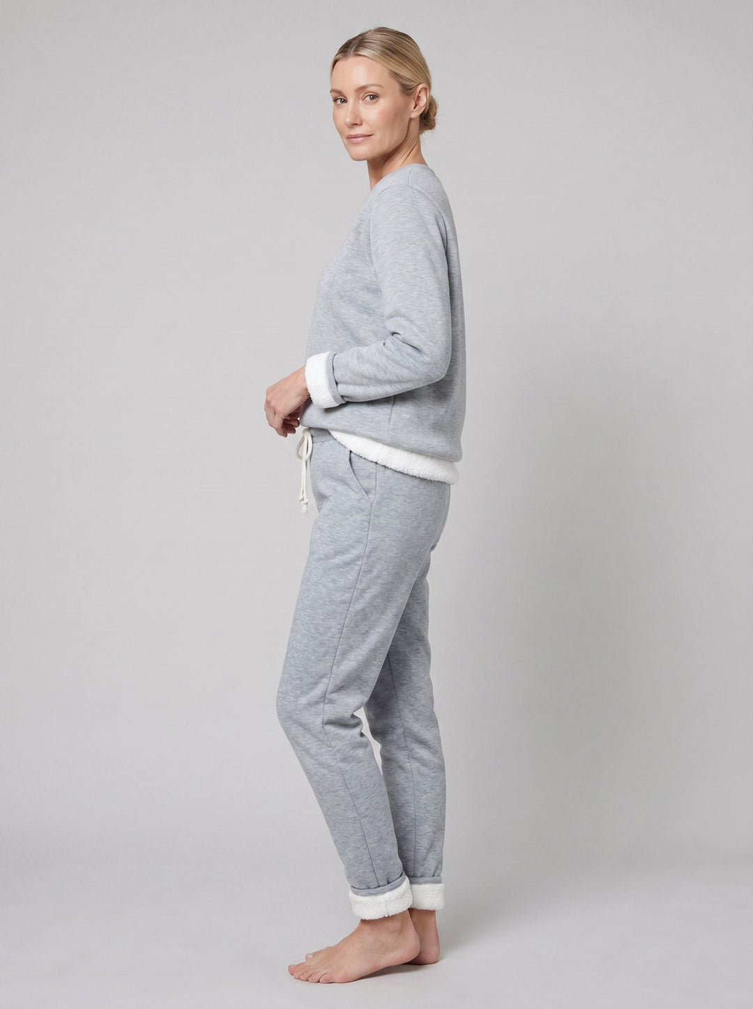 Completo da donna per il tempo libero con pullover e jogger foderati in pile e bordi a contrasto