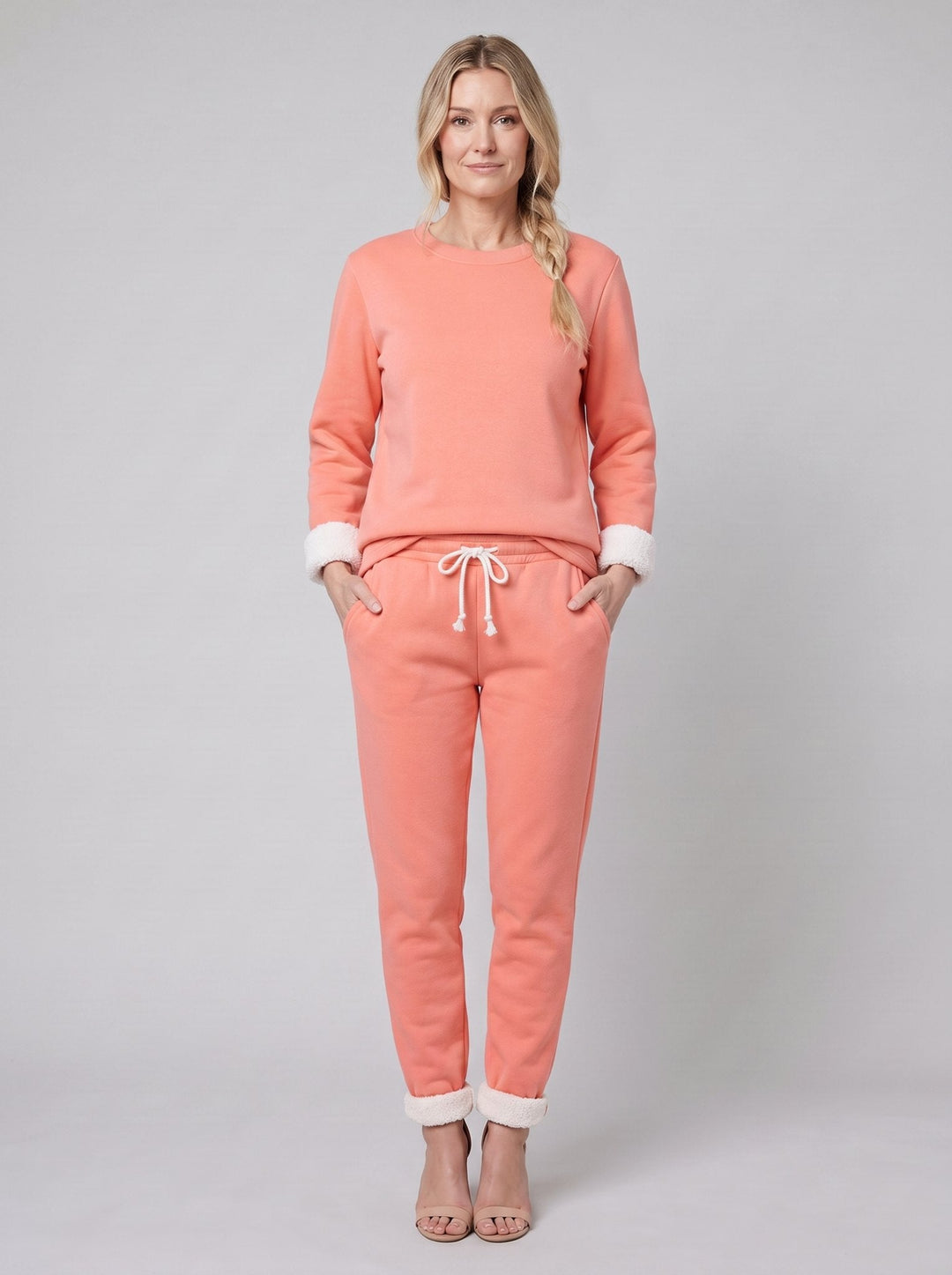 Completo da donna per il tempo libero con pullover e jogger foderati in pile e bordi a contrasto