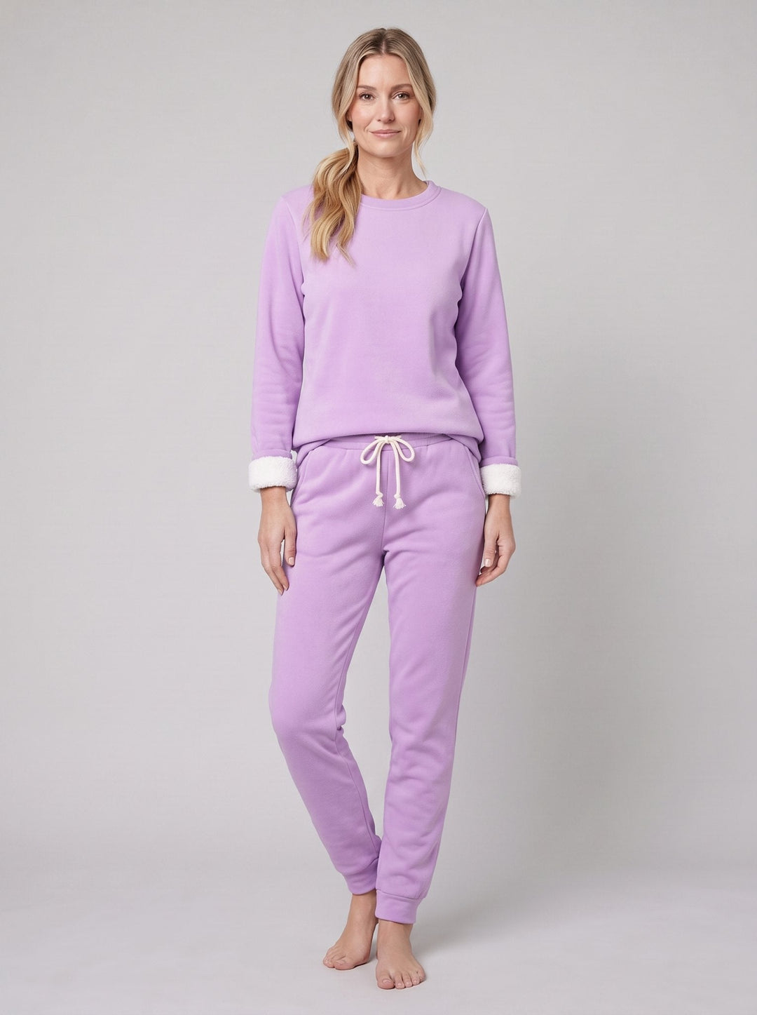 Completo da donna per il tempo libero con pullover e jogger foderati in pile e bordi a contrasto
