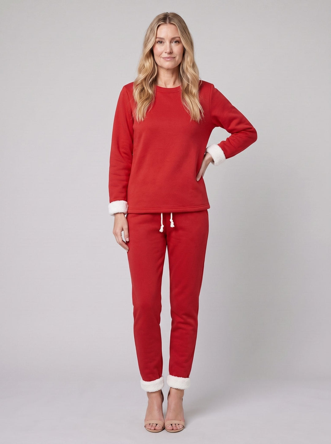 Completo da donna per il tempo libero con pullover e jogger foderati in pile e bordi a contrasto