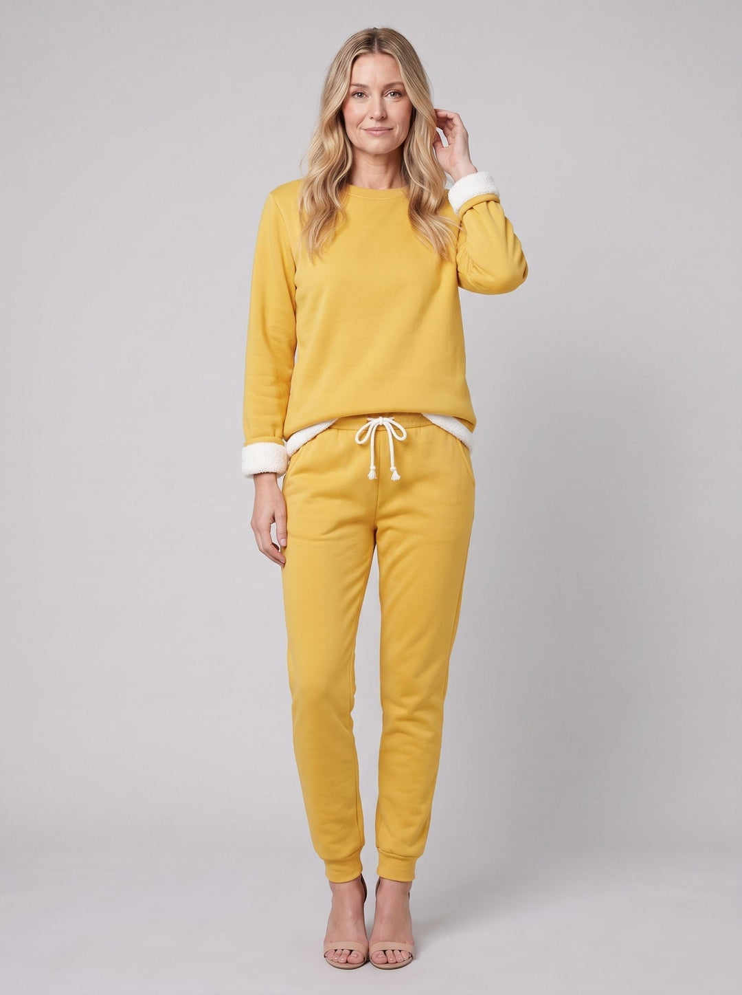 Completo da donna per il tempo libero con pullover e jogger foderati in pile e bordi a contrasto