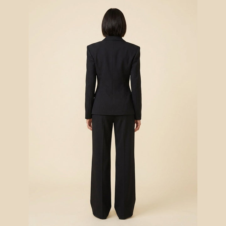 Damespak met getailleerde blazer en wijde pantalon met plooien