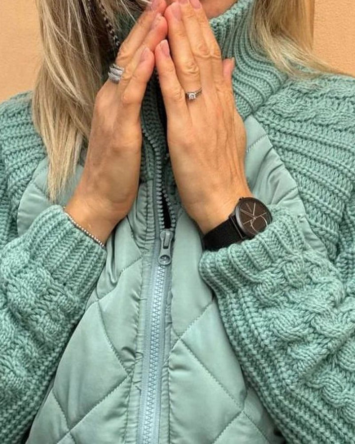 Giacca trapuntata da donna con maniche in maglia e collo alto