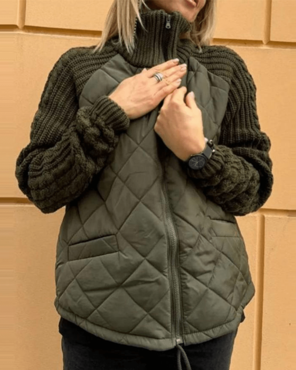 Giacca trapuntata da donna con maniche in maglia e collo alto