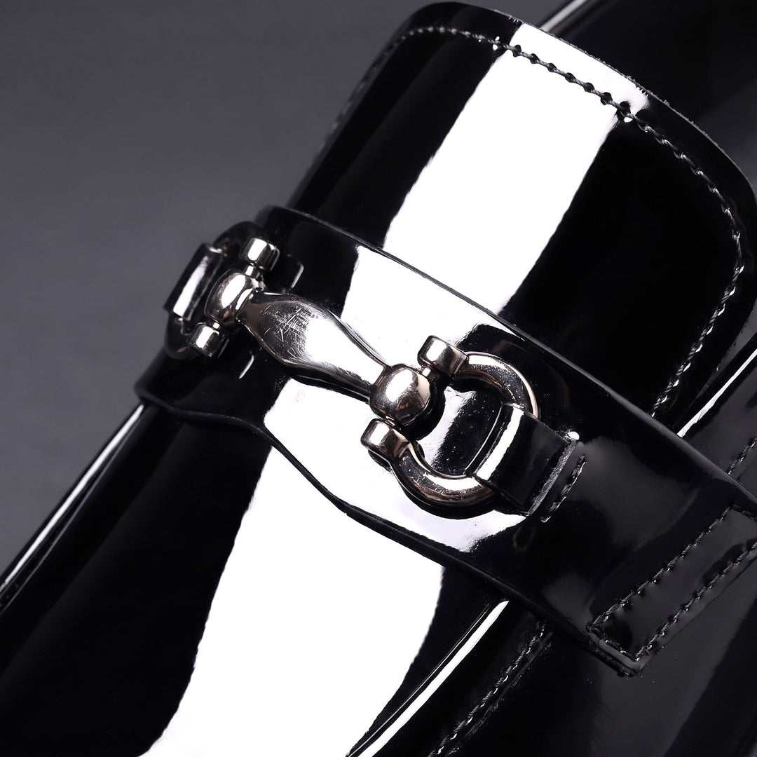 Herren-Loafer aus Lackleder mit Metallschnalle und Profilsohle