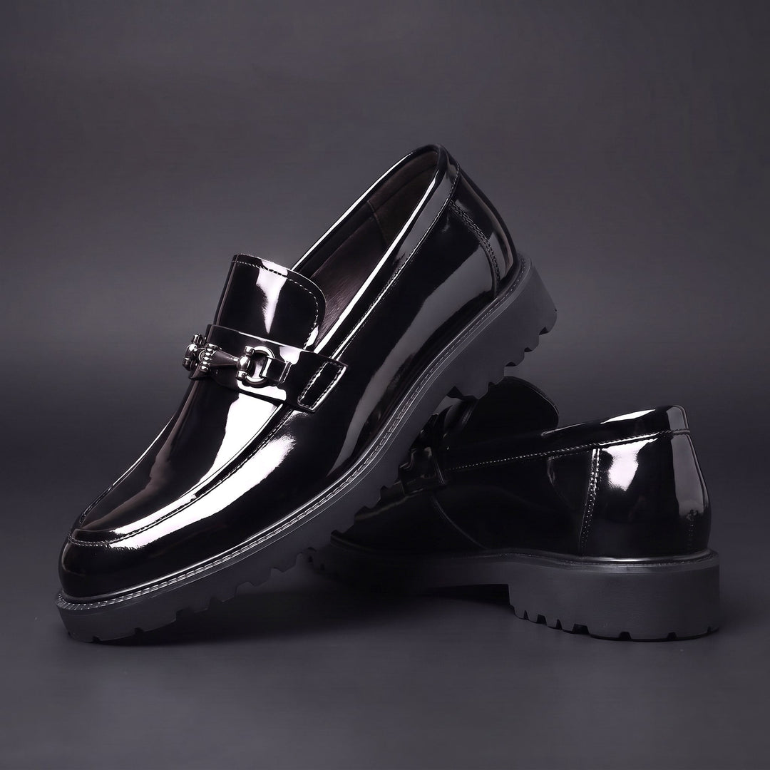 Herren-Loafer aus Lackleder mit Metallschnalle und Profilsohle