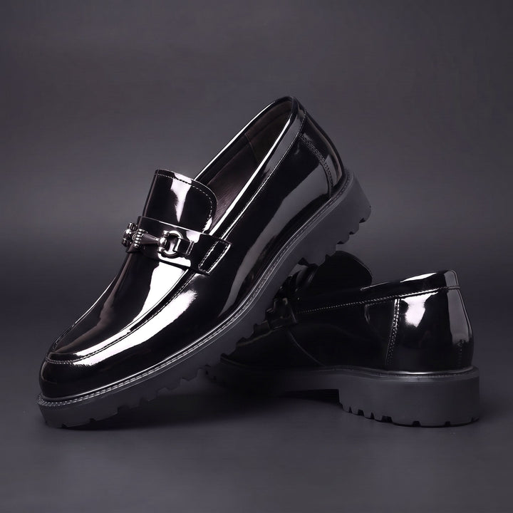 Herren-Loafer aus Lackleder mit Metallschnalle und Profilsohle