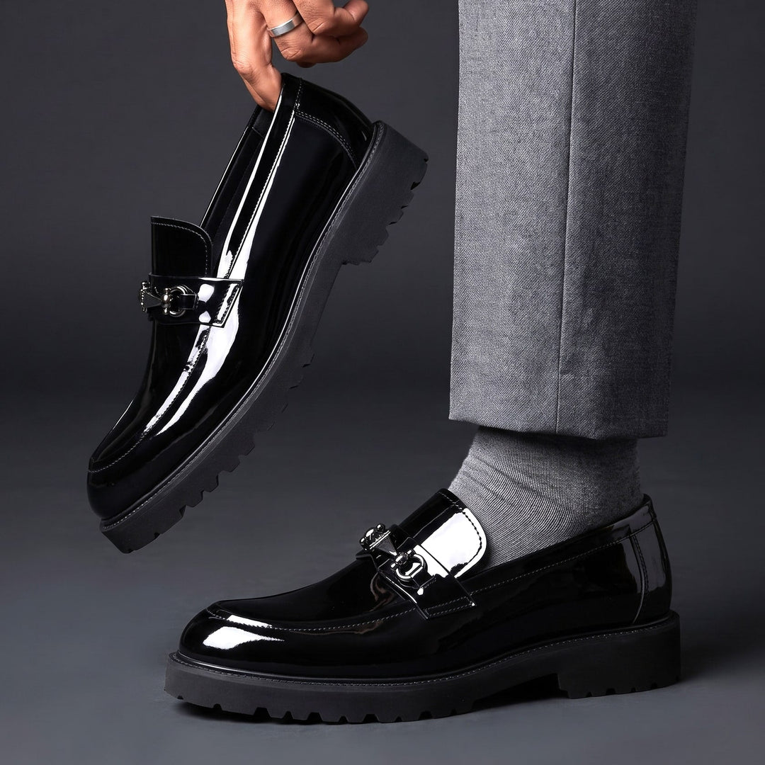 Herren-Loafer aus Lackleder mit Metallschnalle und Profilsohle