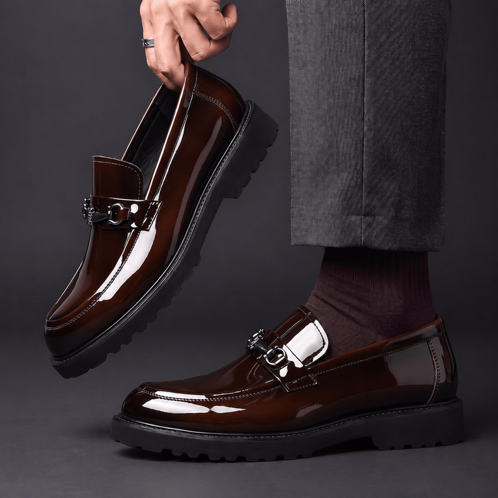 Herren-Loafer aus Lackleder mit Metallschnalle und Profilsohle