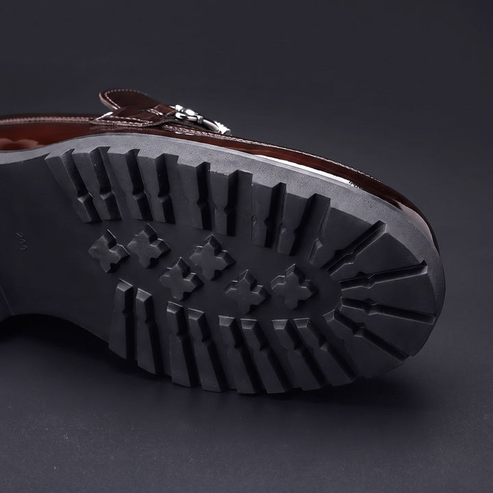 Herren-Loafer aus Lackleder mit Metallschnalle und Profilsohle
