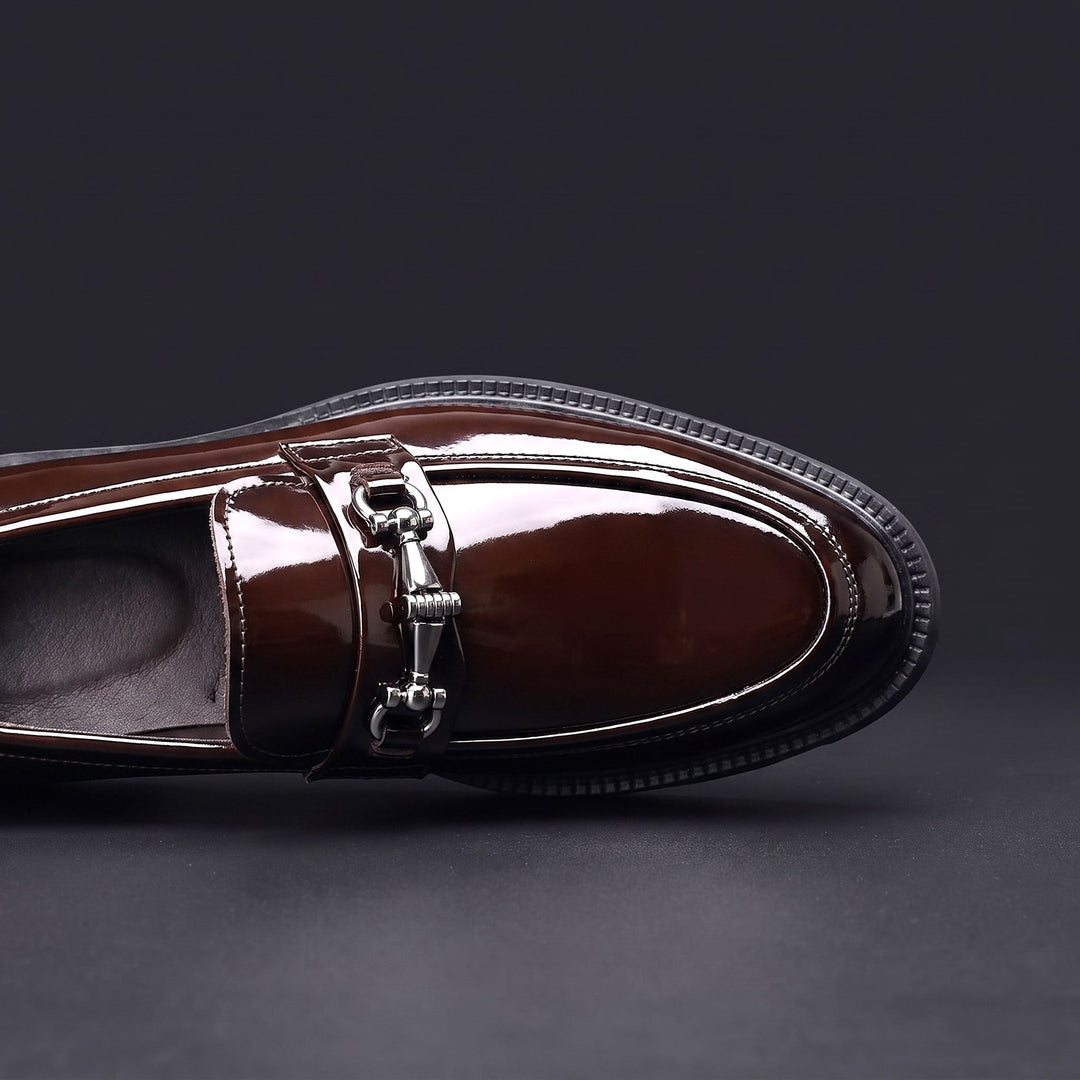 Herren-Loafer aus Lackleder mit Metallschnalle und Profilsohle