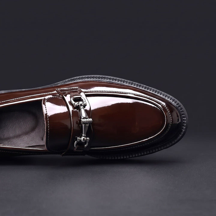 Herren-Loafer aus Lackleder mit Metallschnalle und Profilsohle