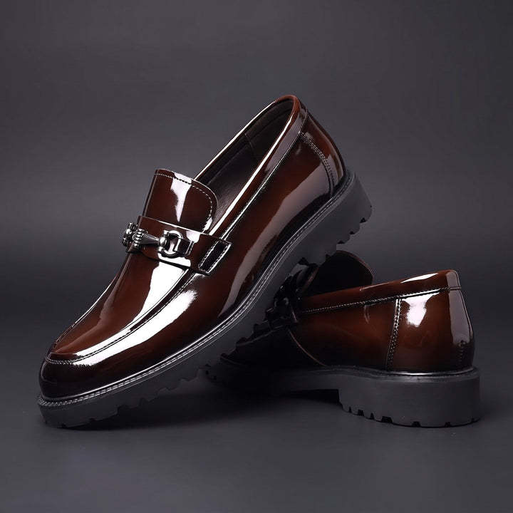 Herren-Loafer aus Lackleder mit Metallschnalle und Profilsohle