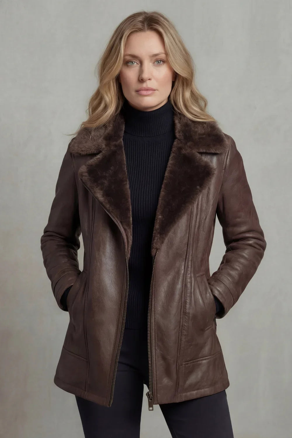 Giacca da donna in vera pelle di agnello marrone con colletto in pelliccia sintetica e chiusura con zip