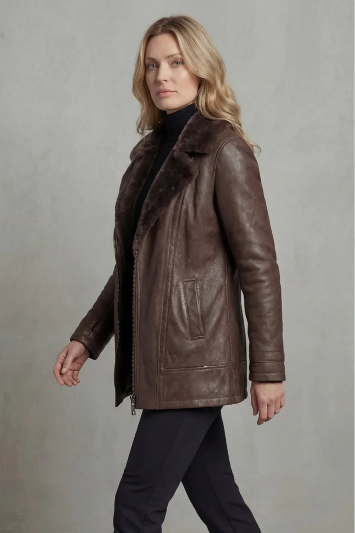 Giacca da donna in vera pelle di agnello marrone con colletto in pelliccia sintetica e chiusura con zip