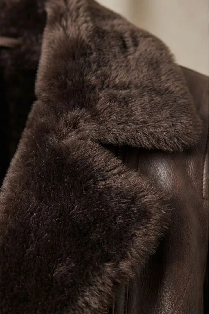 Giacca da donna in vera pelle di agnello marrone con colletto in pelliccia sintetica e chiusura con zip