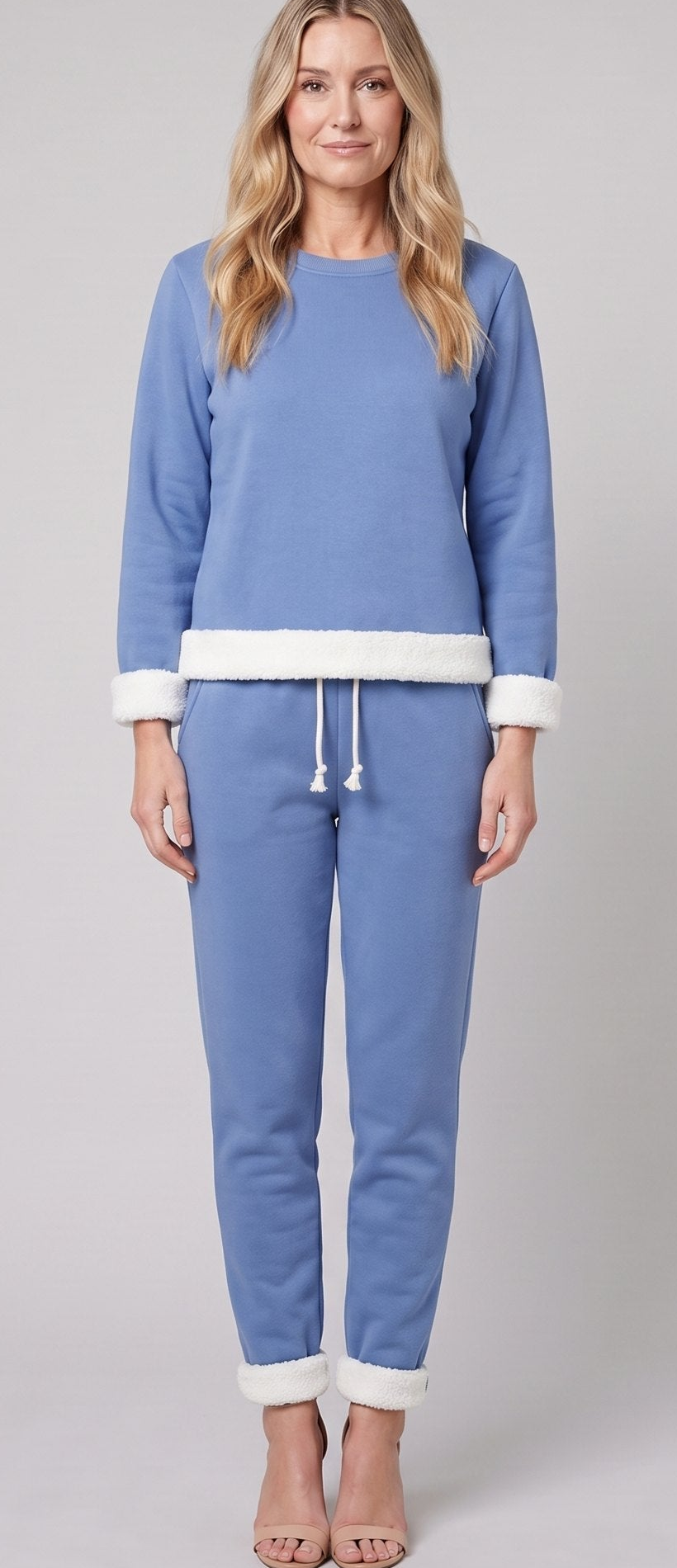 Completo da donna per il tempo libero con pullover e jogger foderati in pile e bordi a contrasto
