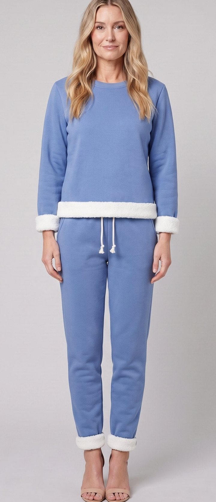 Completo da donna per il tempo libero con pullover e jogger foderati in pile e bordi a contrasto