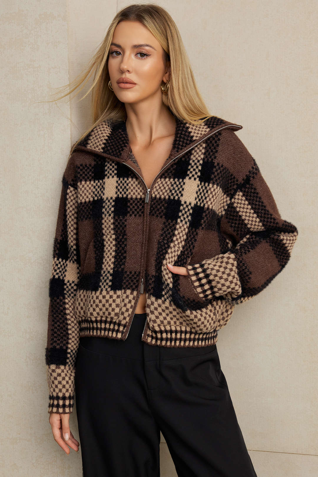 Women's Cropped Zip-Up Plaid Cardigan with Oversized Collar